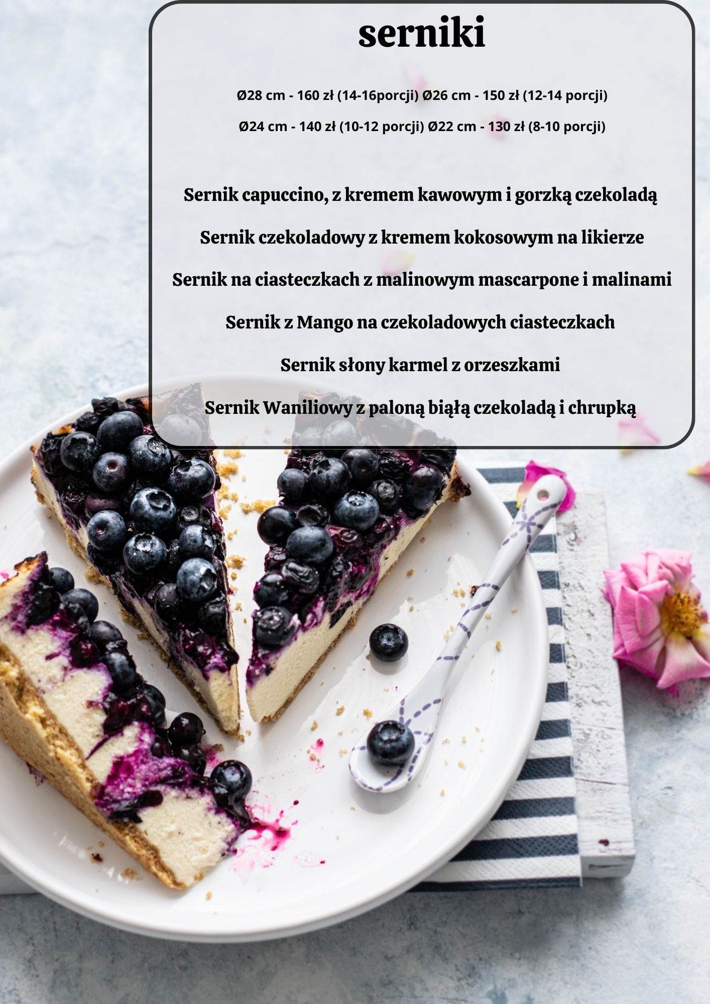 Trzy apetyczne kawałki sernika z borówkami na białym talerzu, obok łyżeczka i różowy kwiat. Widoczne menu z różnymi smakami serników i cenami.