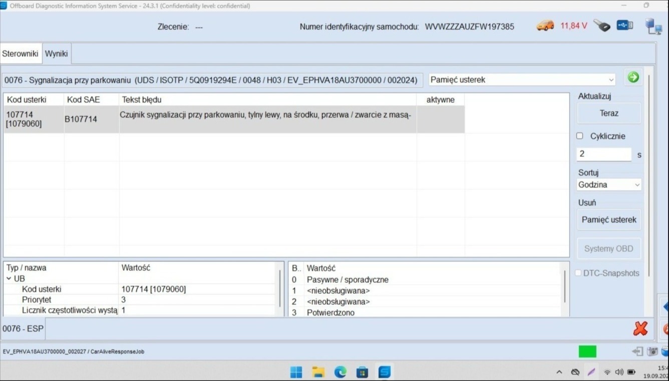 Ekran komputera z uruchomionym programem diagnostycznym, wyświetlającym kod błędu B107714, dotyczący czujnika parkowania w samochodzie. Widoczne parametry i opcje programu.