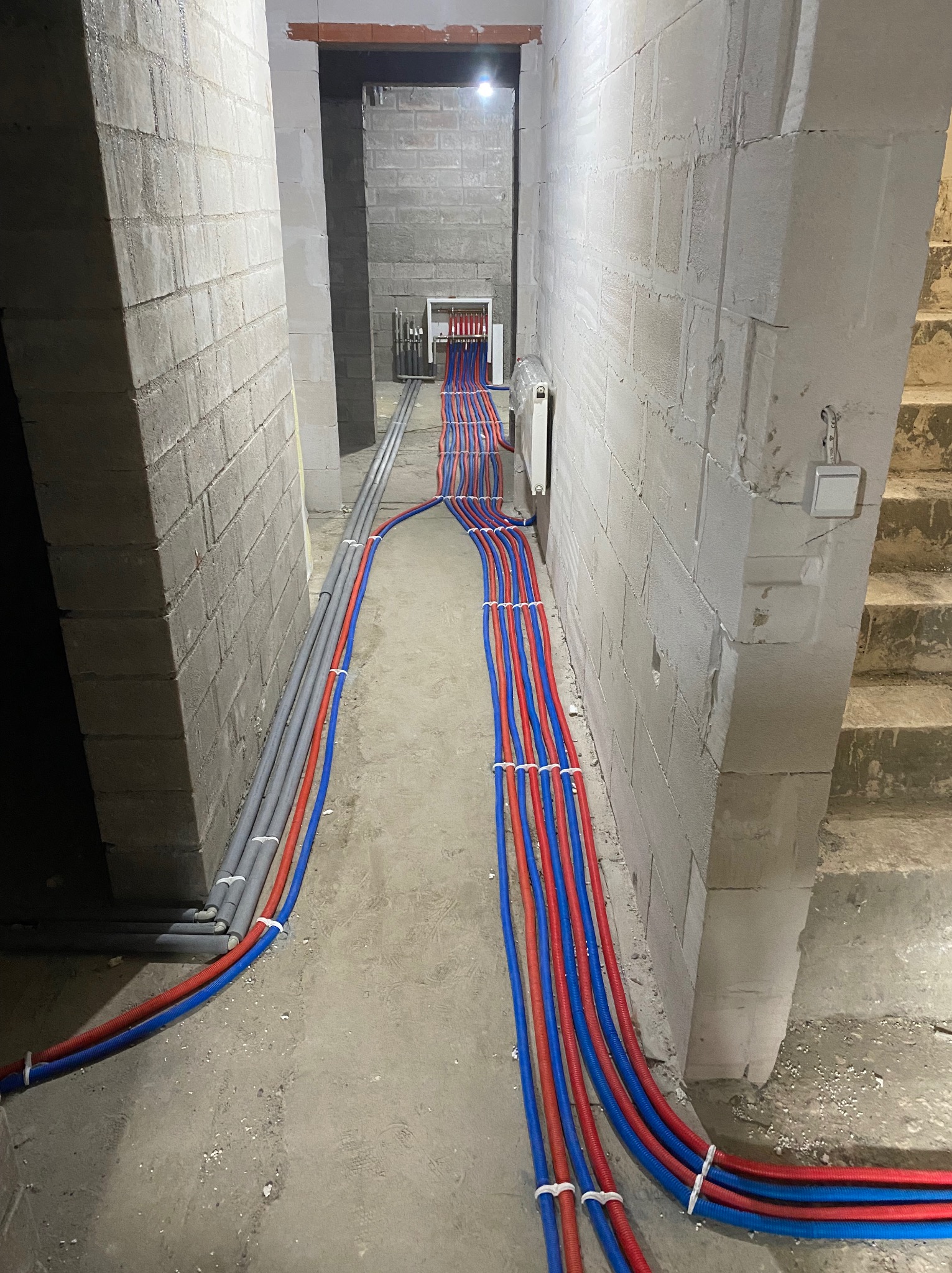 Rozprowadzenie instalacji wodnej oraz centralnego ogrzewanie do grzejników