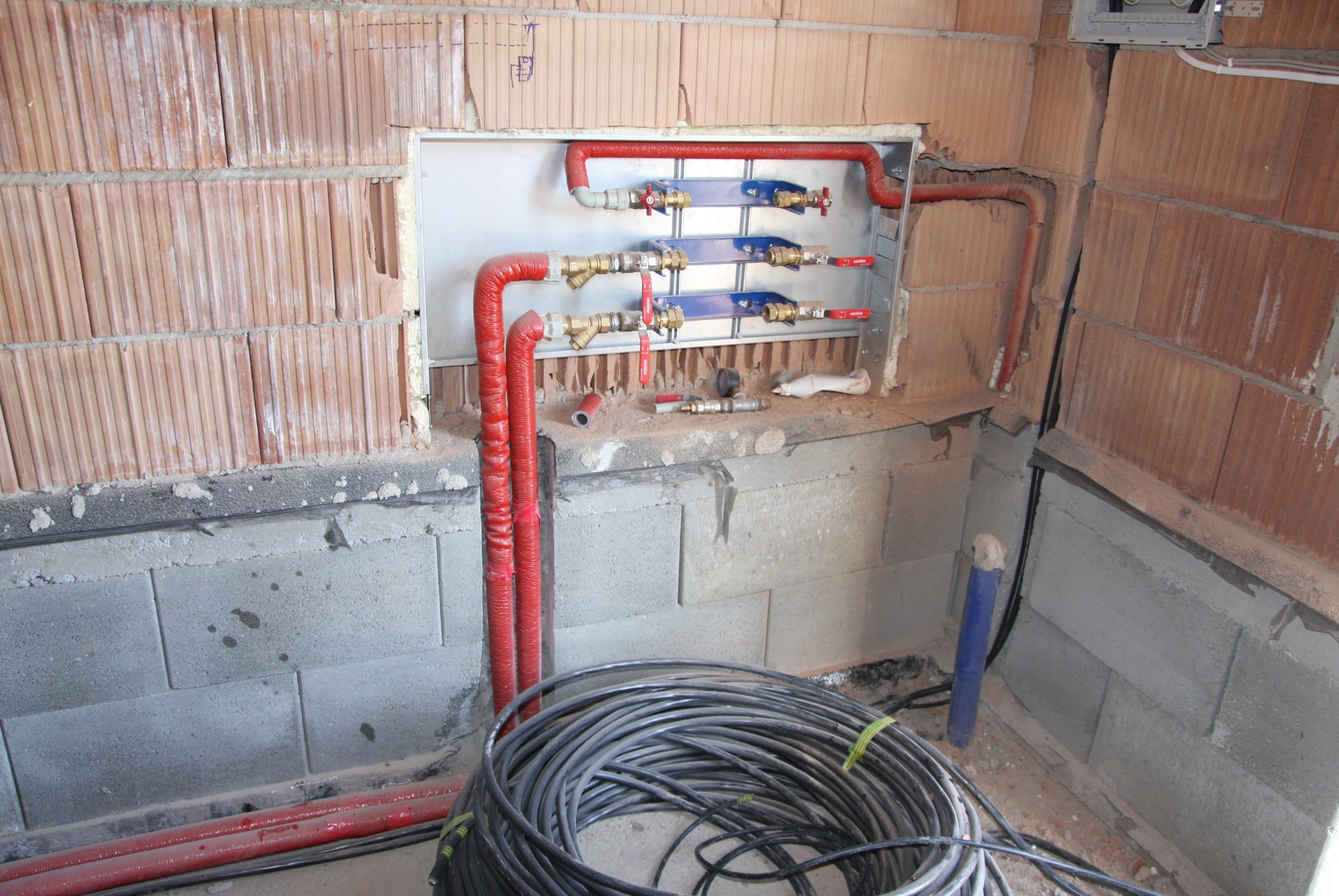 Szafka wodomierzowa w budynku wielorodzinnym.