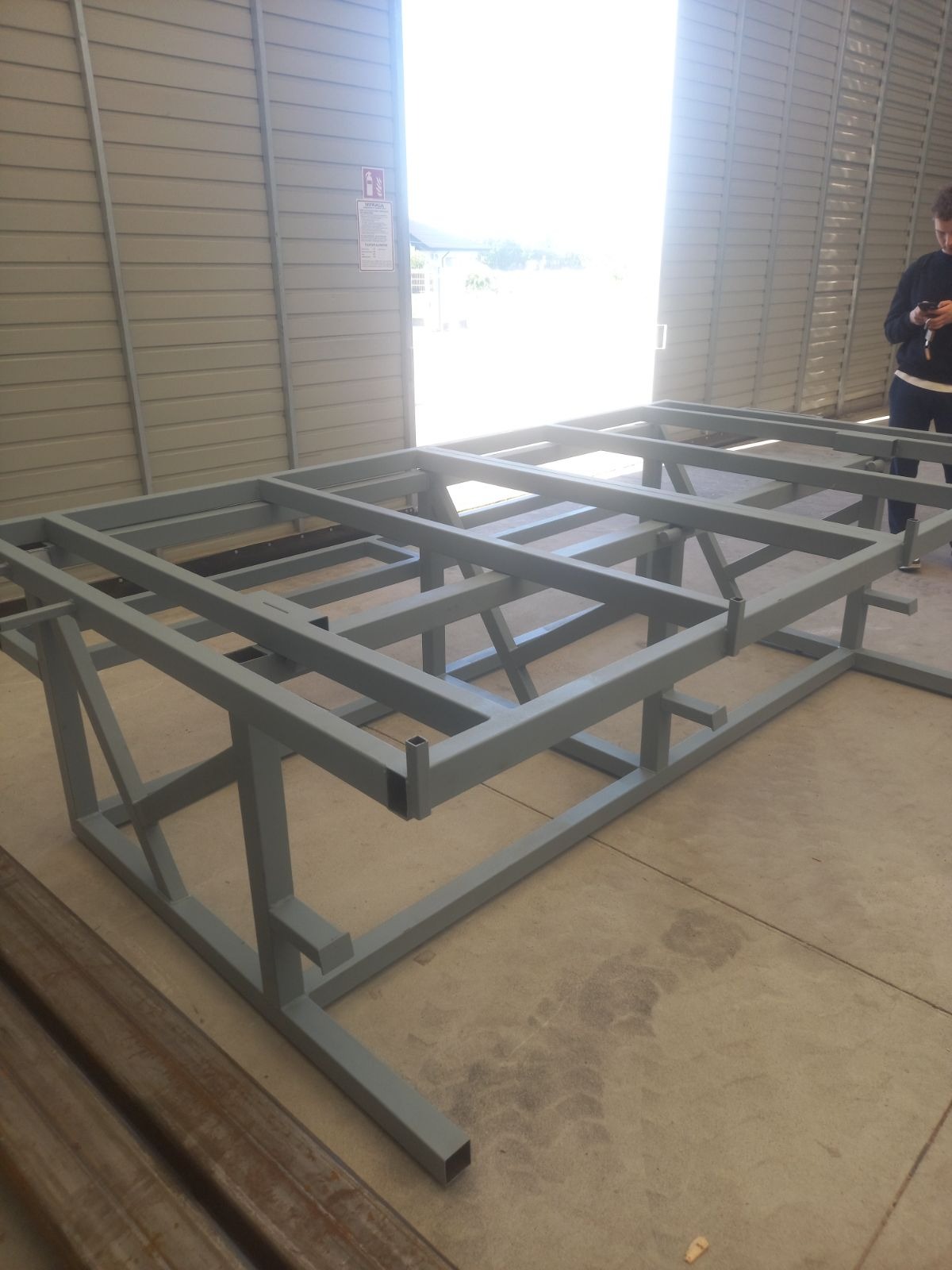 Stół uchylny do obróbki płyt kamiennych.