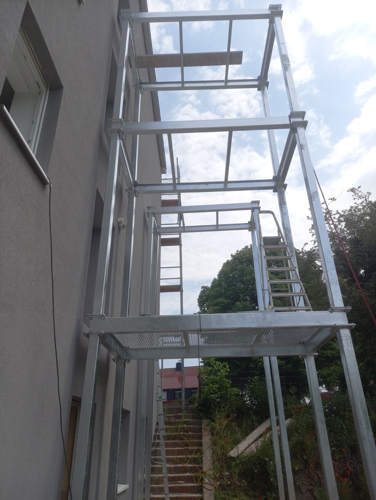 Schody ewakuacyjne zewnętrzne.