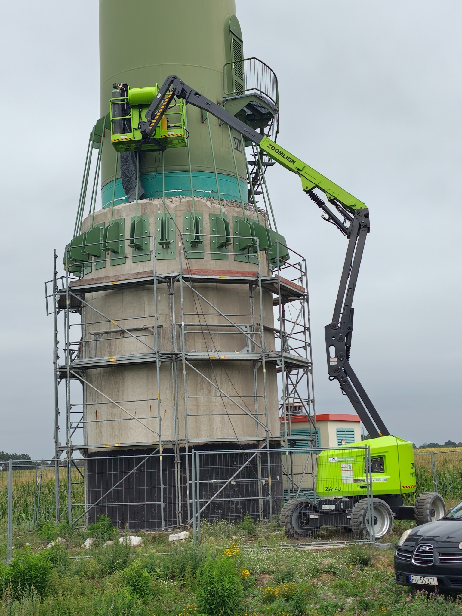 Wzmacnianie konstrukcji wiatraka.