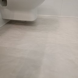 Mikrocement i hydroizolacje - Remont łazienki - posadzka mikrocementowa