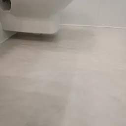 Remont łazienki - posadzka mikrocementowa