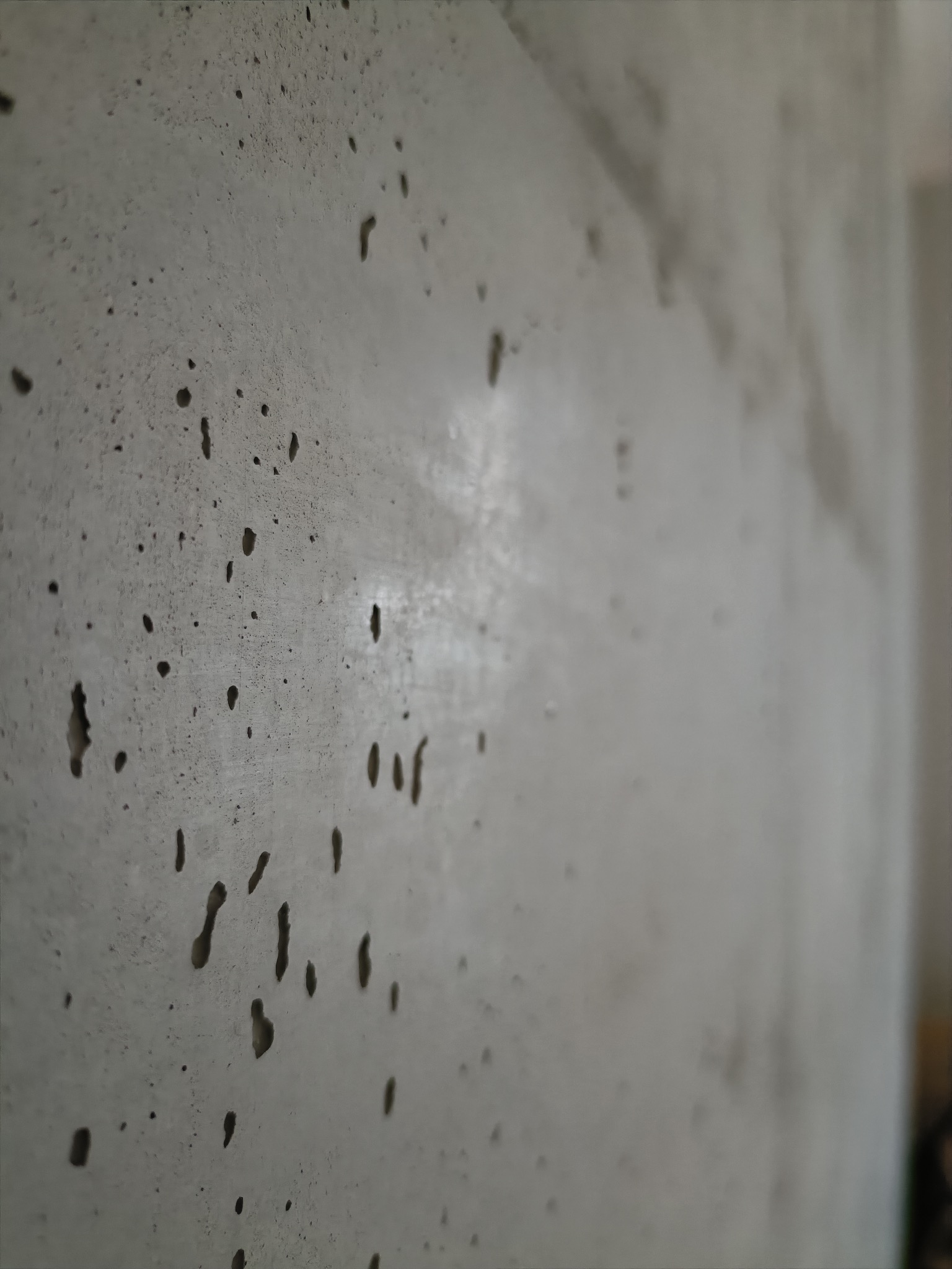 Efekt betonu szalunkowego na ścianie