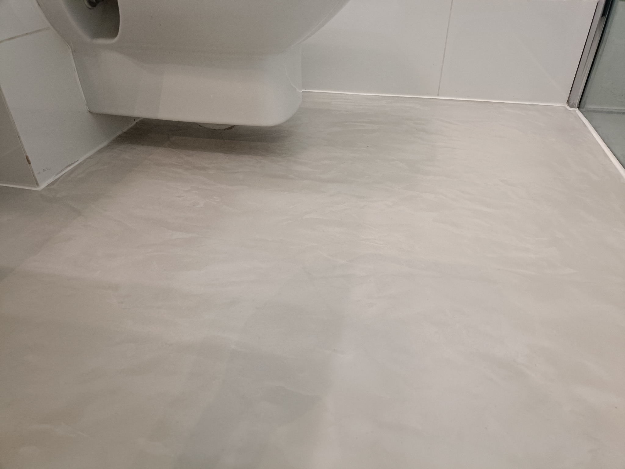 Remont łazienki - posadzka mikrocementowa