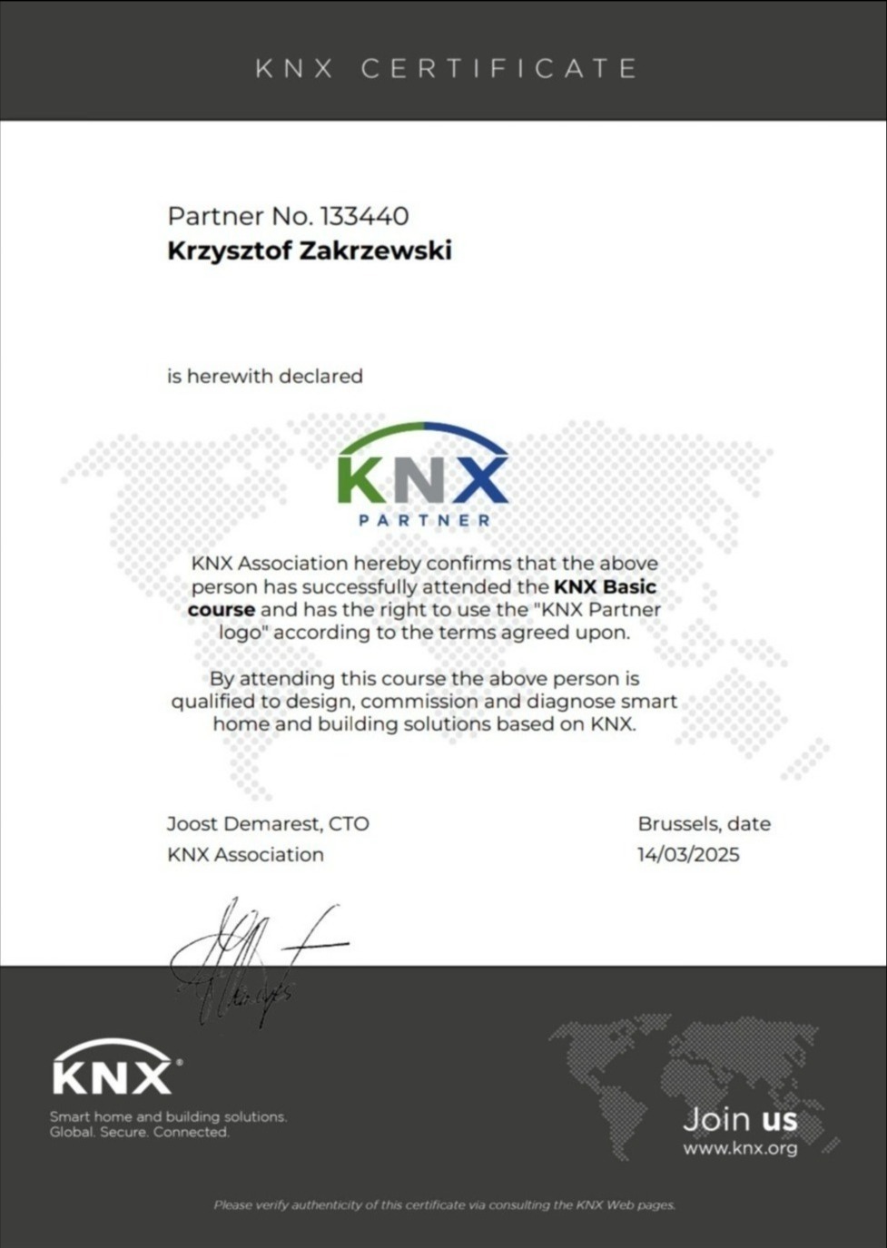 Certyfikat KNX Partner dla Krzysztofa Zakrzewskiego, potwierdzający ukończenie kursu KNX Basic i uprawnienia do projektowania i diagnozowania inteligentnych domów i budynków w oparciu o KNX.