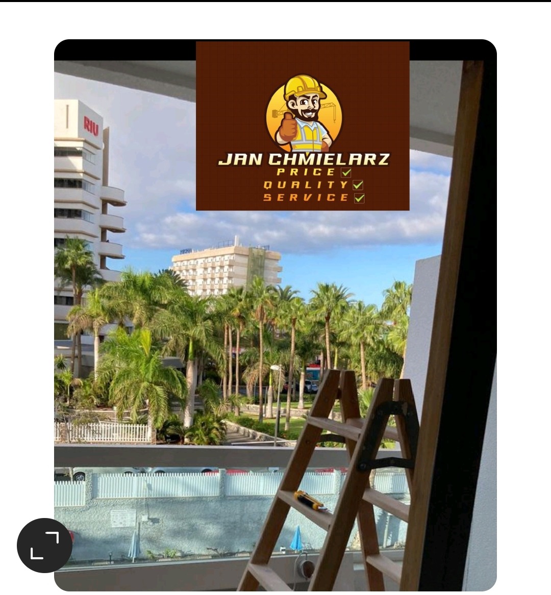 Widok z balkonu w trakcie prac, drabina oparta o ramę okienną, w tle tropikalny krajobraz i budynki, nałożone logo firmy z branży budowlanej.