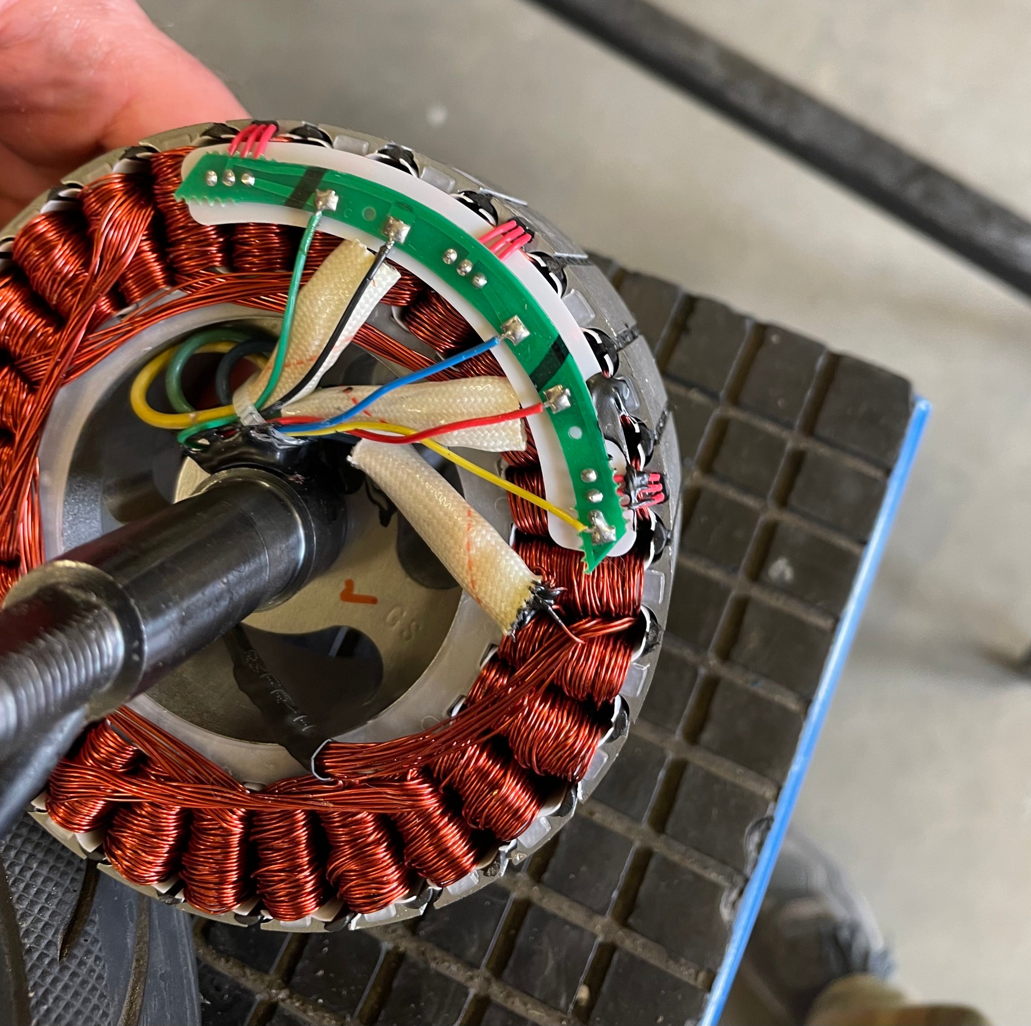 Naprawa uszkodzonych przewodów silnika w hulajnodze elektrycznej