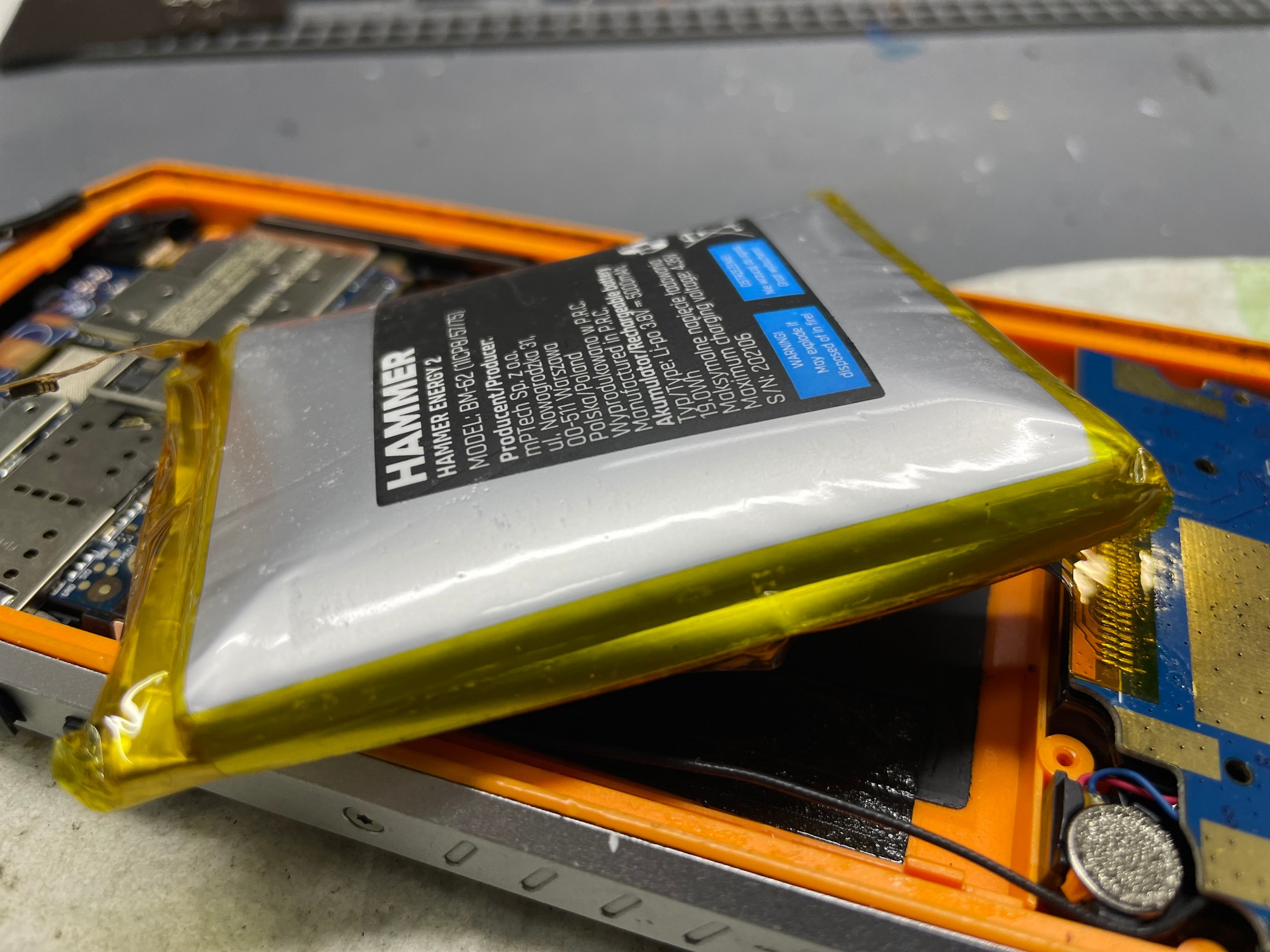 Wymiana baterii w telefonie Hammer