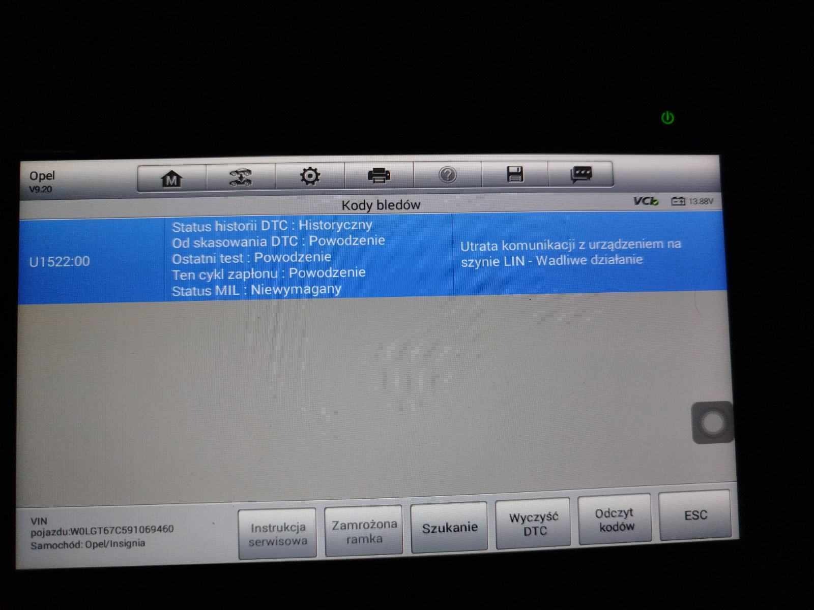Ekran urządzenia diagnostycznego w Gdańsku wyświetlający kody błędów i status diagnostyczny dla samochodu Opel Insignia, wskazujący na utratę komunikacji z urządzeniem na szynie LIN.