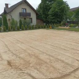 wymiana gruntu na niespoisty (40 cm pospółki + 40 cm piasku zasypowego)