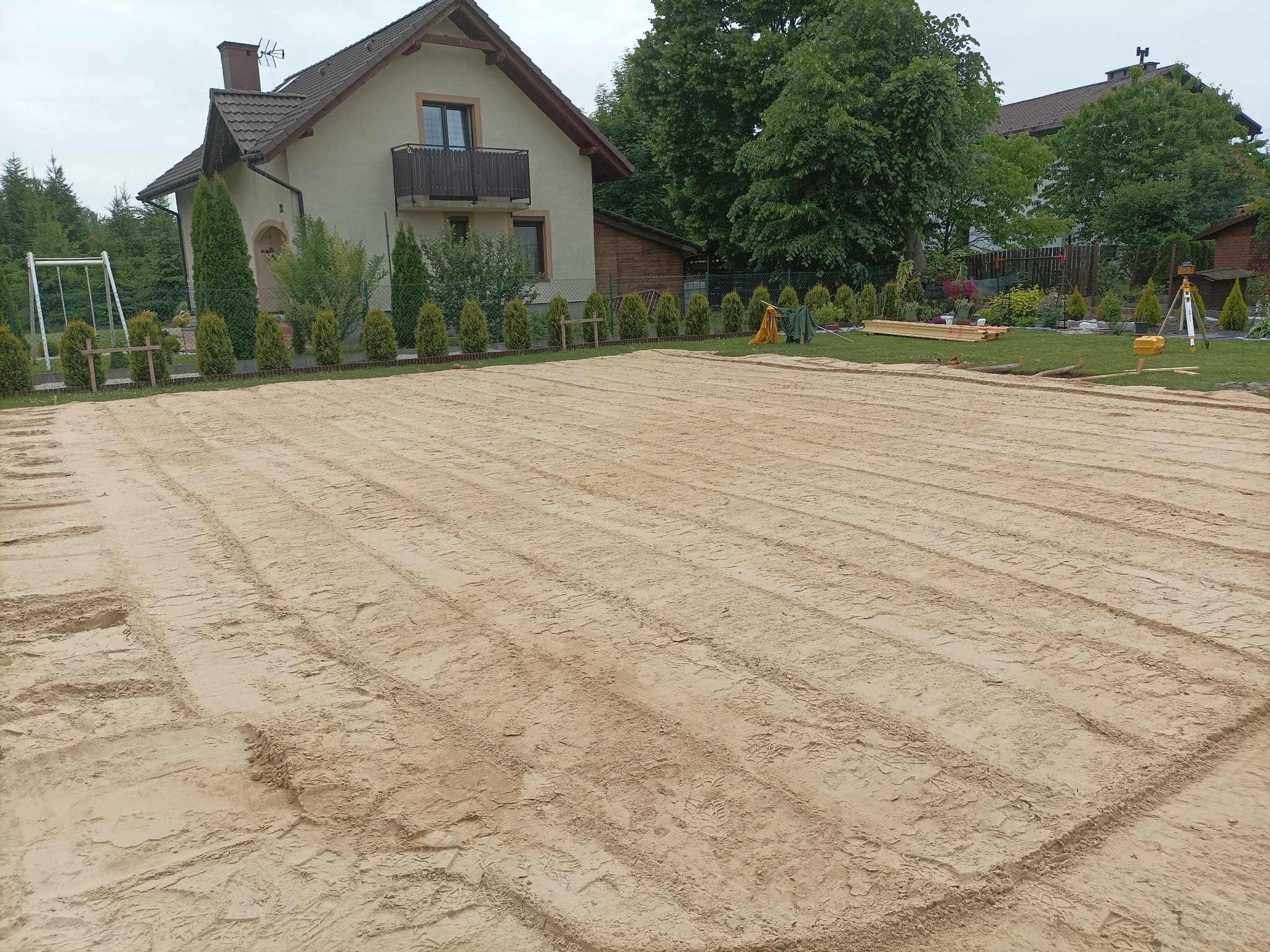 wymiana gruntu na niespoisty (40 cm pospółki + 40 cm piasku zasypowego)