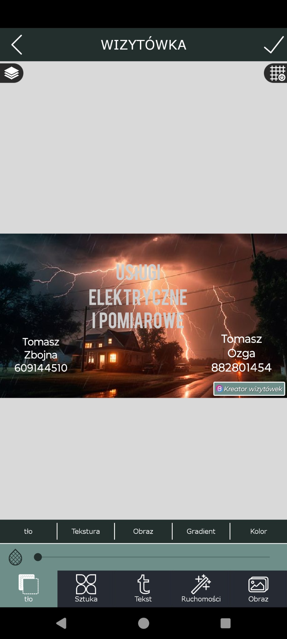 Projekt wizytówki z napisem 'Usługi Elektryczne i Pomiary' na tle domu podczas burzy z piorunami, obok dane kontaktowe Tomasza Zbojna i Tomasza Ozgi.