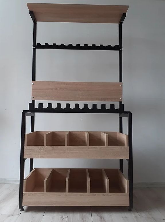 Metalowy regał z drewnianymi półkami i przegródkami w jasnym odcieniu dębu, przeznaczony do przechowywania butelek lub innych przedmiotów, z widocznymi elementami mocującymi.