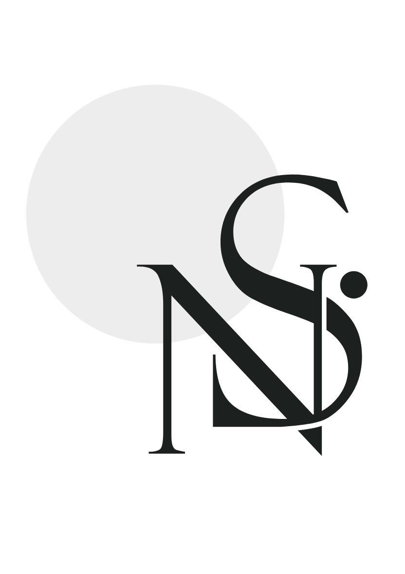 Elegancki, czarno-biały logotyp 'NS' z subtelnym szarym okręgiem w tle, prezentujący nowoczesny design i profesjonalizm.