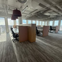 Nowoczesna instalacja elektryczna i teletechniczną wykonaną przez PaverNet. Zrealizowaliśmy zasilanie stanowisk, oświetlenie i sieć LAN, zapewniając bezpieczne, funkcjonalne środowisko pracy. Całość estetycznie zintegrowana z aranżacją wnętrza.