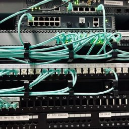 Wymiana i modernizacja struktury sieciowej wykonana przez PaverNet. Zainstalowano urządzenia aktywne, patchpanele i okablowanie kategorii 6, zapewniając wysoką przepustowość i porządek. Całość przygotowana zgodnie z obowiązującymi standardami sieciowymi.