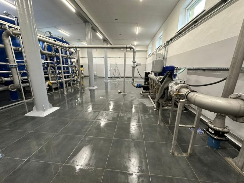 Technologiczne pomieszczenie z instalacją elektryczną i teletechniczną. Widoczne szafy sterownicze, zasilanie urządzeń przemysłowych i oświetlenie LED.