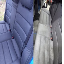 Domowe pranie chemiczne Andrii Moisa - Porównanie tylnej kanapy samochodowej przed i po czyszczeniu tapicerki, widoczne różnice w kolorze i plamach.