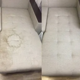 Porównanie fragmentu beżowej sofy przed i po czyszczeniu, widoczne wyraźne usunięcie okrągłej plamy.