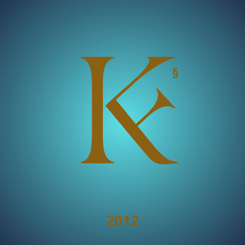 Grafika z literą K w kolorze brązowym, symbolem paragrafu i rokiem 2012 na gradientowym, niebieskim tle. Minimalistyczny design.