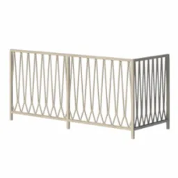 Metalowa balustrada balkonowa z geometrycznym wzorem, w odcieniach beżu i szarości, na białym tle. Widok z boku, prezentujący detale konstrukcji i minimalistyczny design.