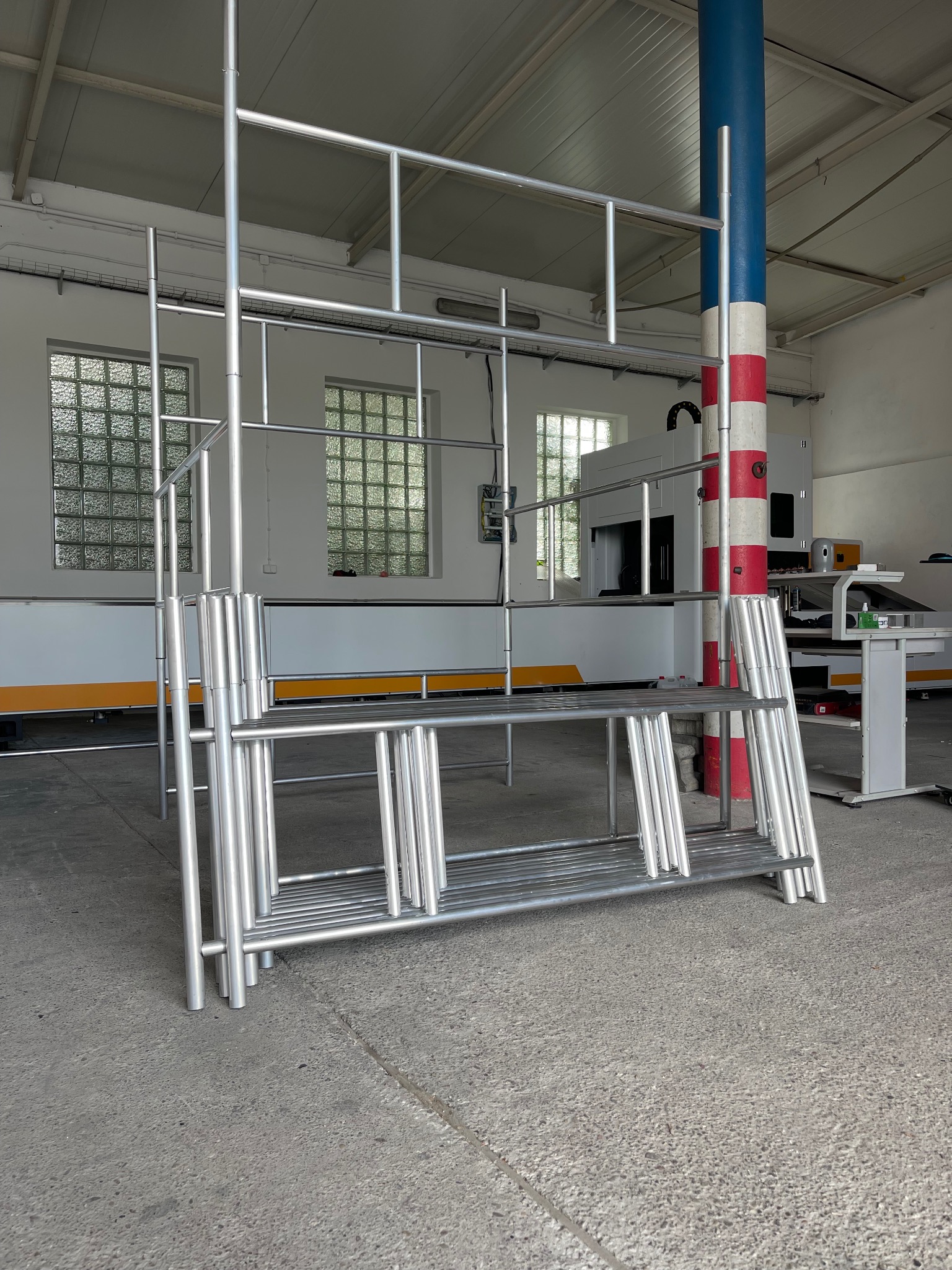 Rusztowanie aluminiowe, idealne dla ekip remontowych. Waga ramki 4,3 kg, max obciążenie 340 kg,