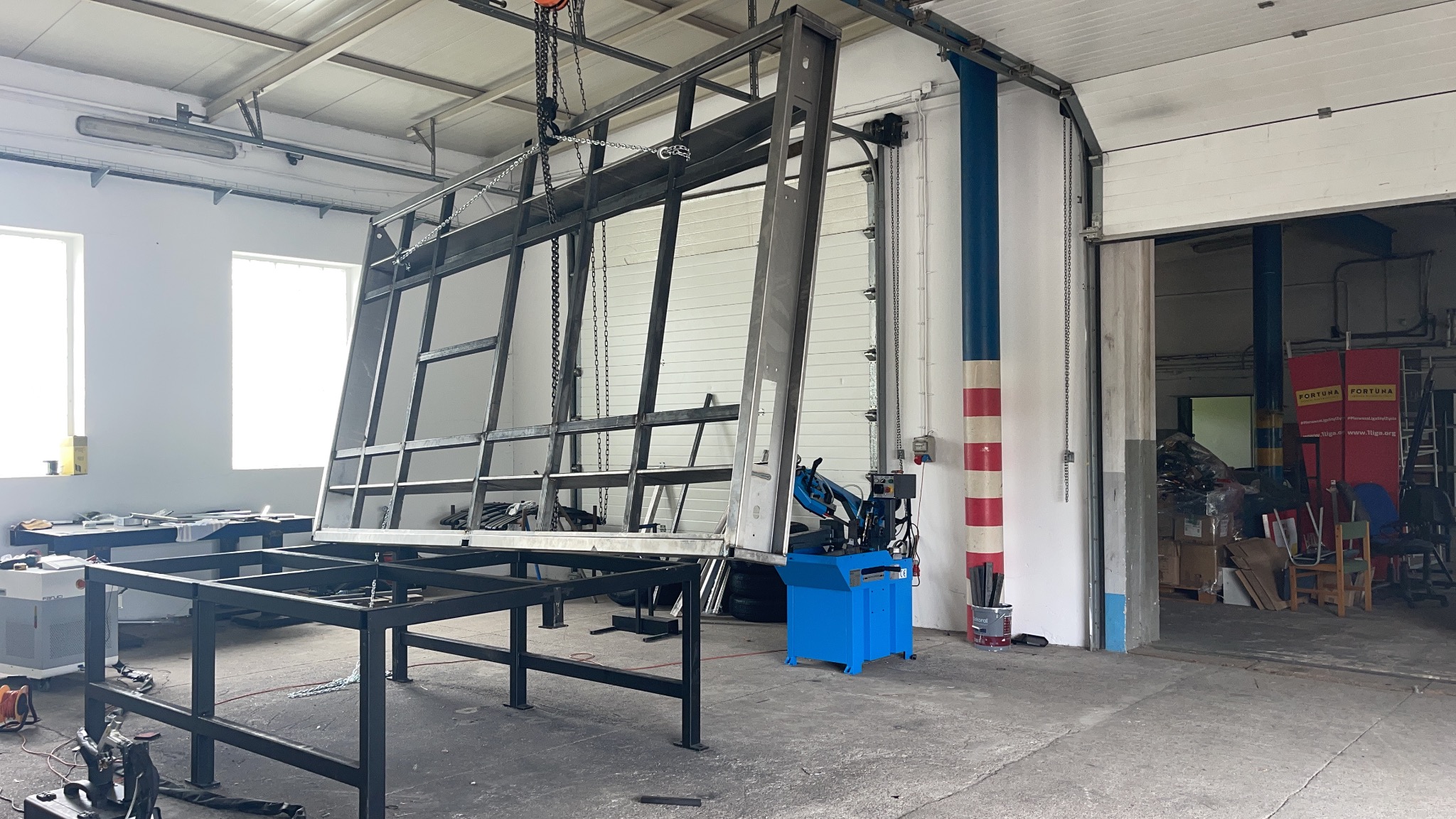 Rama przyczepy samochodowej dwu osiowej.