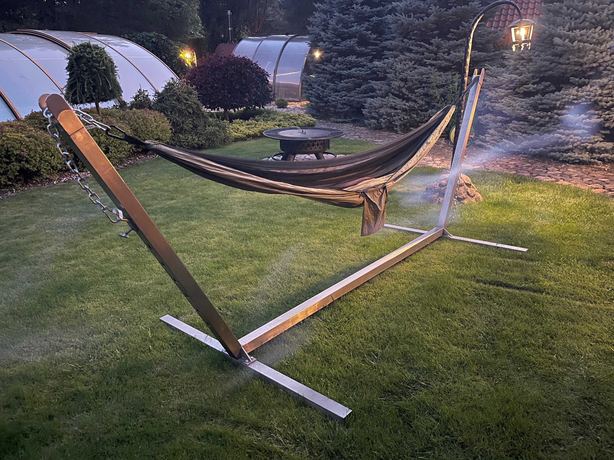 Hamak wykonany ze stali nierdzewnej grubościennej, jeden na długie lata. Może być wykonany w połysku lub satynie.