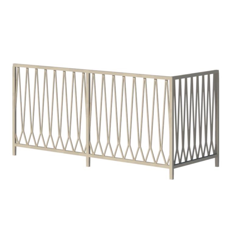 Metalowa balustrada balkonowa z geometrycznym wzorem, w odcieniach beżu i szarości, na białym tle. Widok z boku, prezentujący detale konstrukcji i minimalistyczny design.