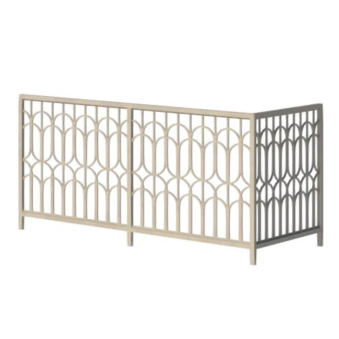 Beżowa, metalowa balustrada z dekoracyjnym, powtarzalnym wzorem łuków i owali, ustawiona pod kątem, z cieniem rzucanym na ścianę po prawej stronie.