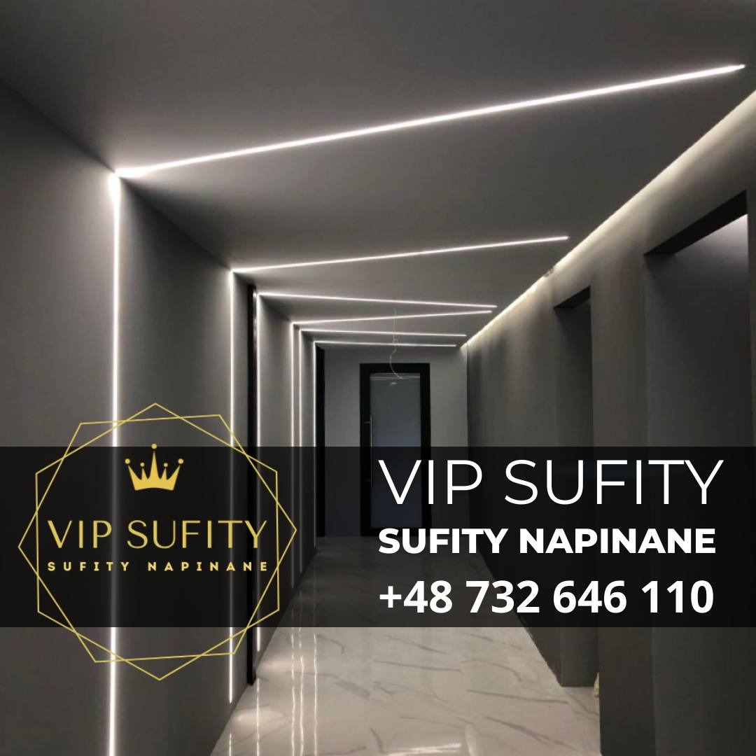 Korytarz z szarymi ścianami i białym marmurem na podłodze, oświetlony liniowymi lampami LED w suficie, z logo firmy VIP Sufity na pierwszym planie.