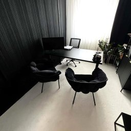 GES STUDIO Wykończenia wnętrz Sylwia i Wiktor Gęs - Nowoczesne biuro w czerni i bieli: designerskie krzesła, minimalistyczne biurko, dekoracyjna ściana i jasne okno z roślinami. Eleganckie wykończenie wnętrza.