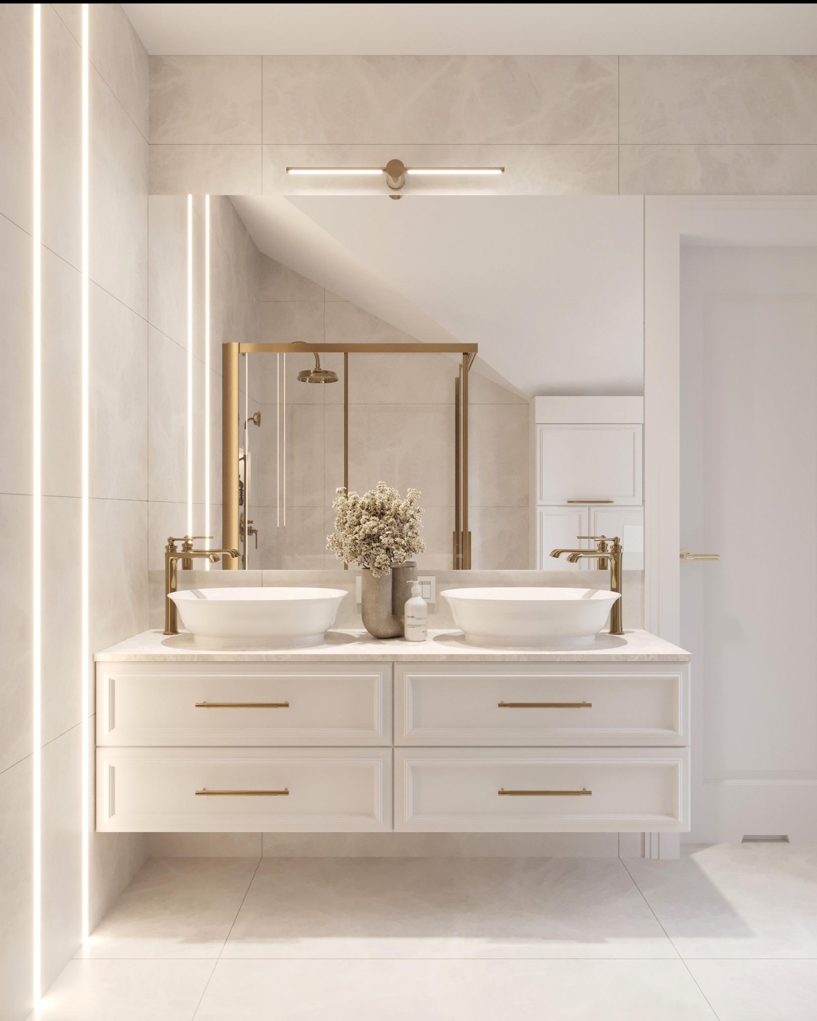 Elegancka łazienka z podwójną umywalką nablatową, złotą armaturą i oświetleniem LED, w tle widoczna kabina prysznicowa ze złotą ramą i biała szafka.