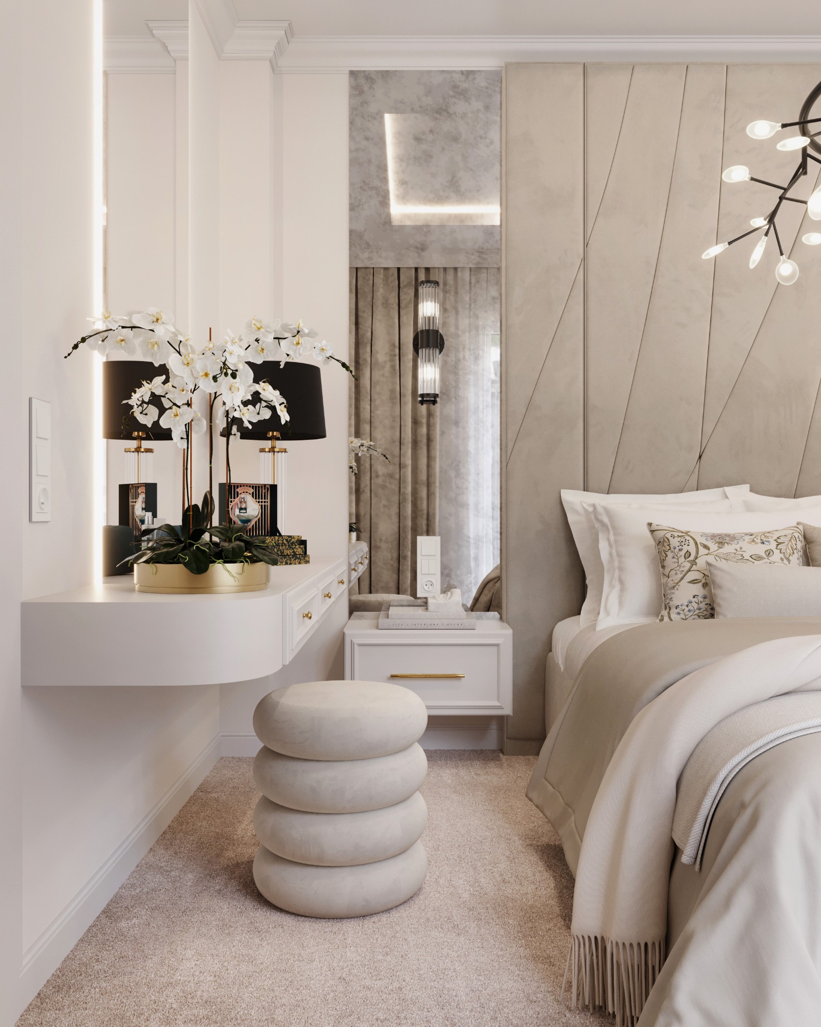 Elegancka sypialnia w jasnych beżach: toaletka z podświetleniem, orchidee w złotej donicy, pufa z zaokrąglonych segmentów, łóżko z dekoracyjną poduszką i geometryczny zagłówek.