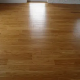 Świeżo ułożona, lakierowana podłoga z jasnego drewna, widoczne delikatne refleksy światła, ściana w tle częściowo biała, częściowo z delikatnym wzorem.