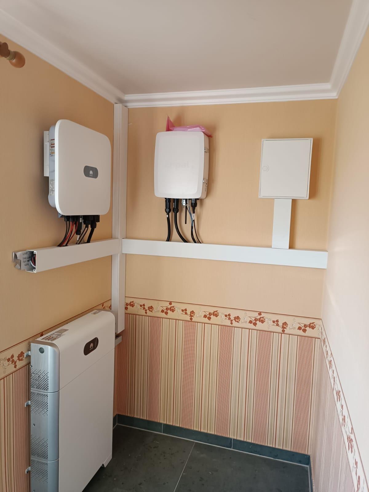 Instalacja falownika oraz magazynów energii.