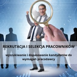 MAGNUM EUROPE SPÓŁKA Z OGRANICZONĄ ODPOWIEDZIALNOŚCIĄ - Uśmiechnięty mężczyzna w okularach, widziany przez szkło powiększające, z uniesioną ręką w geście triumfu, na tle sylwetek osób w garniturach i tekstu 'Rekrutacja i selekcja pracowników'...