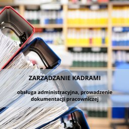 MAGNUM EUROPE SPÓŁKA Z OGRANICZONĄ ODPOWIEDZIALNOŚCIĄ - Segregatory z dokumentacją pracowniczą w biurze, widoczne półki z archiwum w tle.