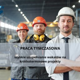 MAGNUM EUROPE SPÓŁKA Z OGRANICZONĄ ODPOWIEDZIALNOŚCIĄ - Grupa trzech pracowników w strojach roboczych i kaskach ochronnych na tle hali produkcyjnej, z widocznym logo firmy Magnum Europe w lewym górnym rogu.