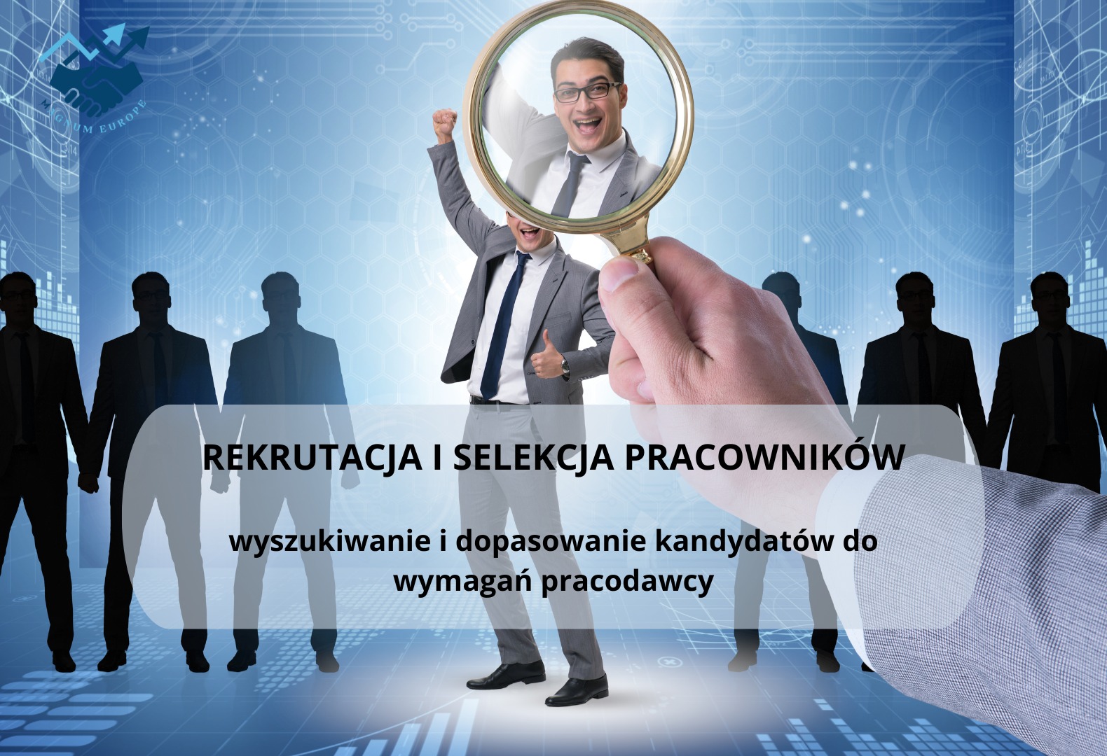 Uśmiechnięty mężczyzna w okularach, widziany przez szkło powiększające, z uniesioną ręką w geście triumfu, na tle sylwetek osób w garniturach i tekstu 'Rekrutacja i selekcja pracowników'...