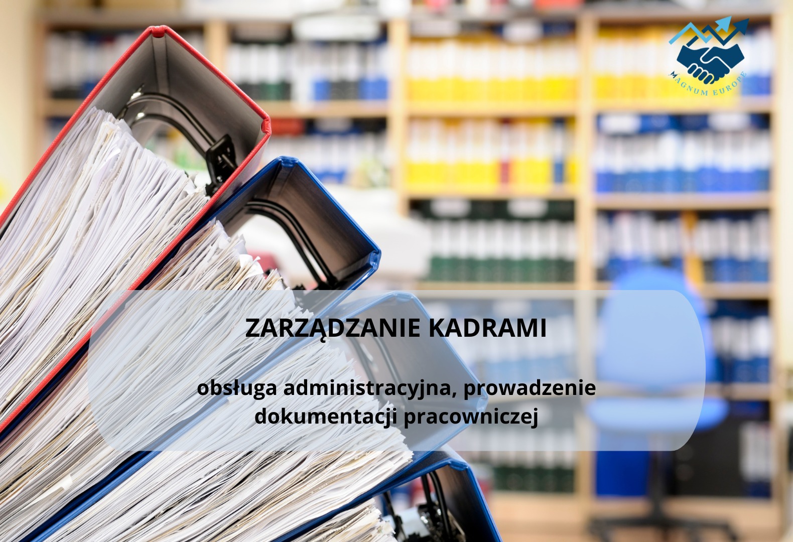 Segregatory z dokumentacją pracowniczą w biurze, widoczne półki z archiwum w tle.