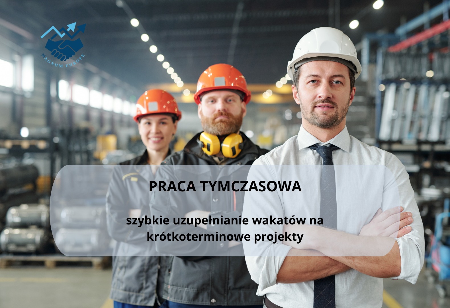 Grupa trzech pracowników w strojach roboczych i kaskach ochronnych na tle hali produkcyjnej, z widocznym logo firmy Magnum Europe w lewym górnym rogu.