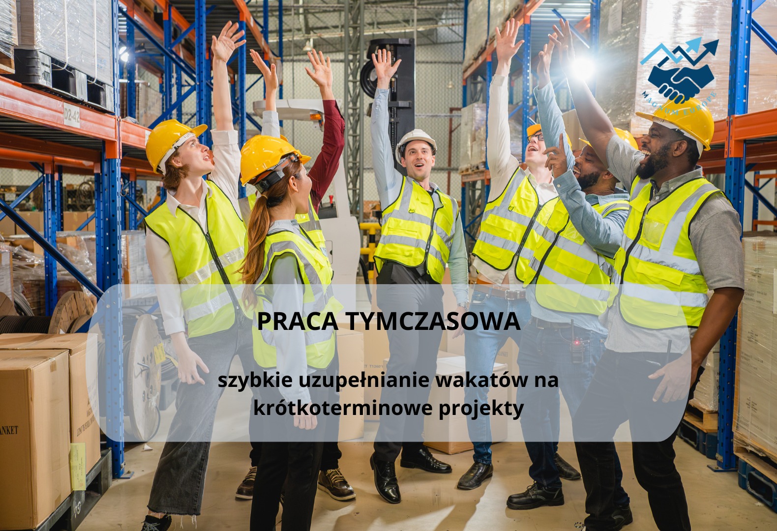 Grupa uśmiechniętych pracowników magazynu w żółtych kaskach i kamizelkach odblaskowych świętuje sukces z podniesionymi rękami na tle regałów magazynowych wypełnionych towarem.