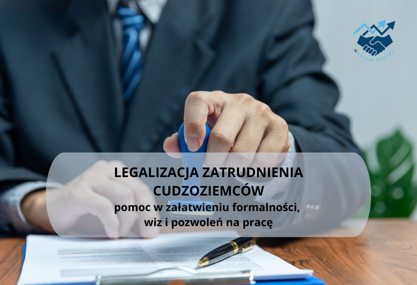 Mężczyzna w garniturze przybija pieczątkę na dokumentach dotyczących legalizacji zatrudnienia cudzoziemców, na biurku leży długopis. W tle logo firmy.