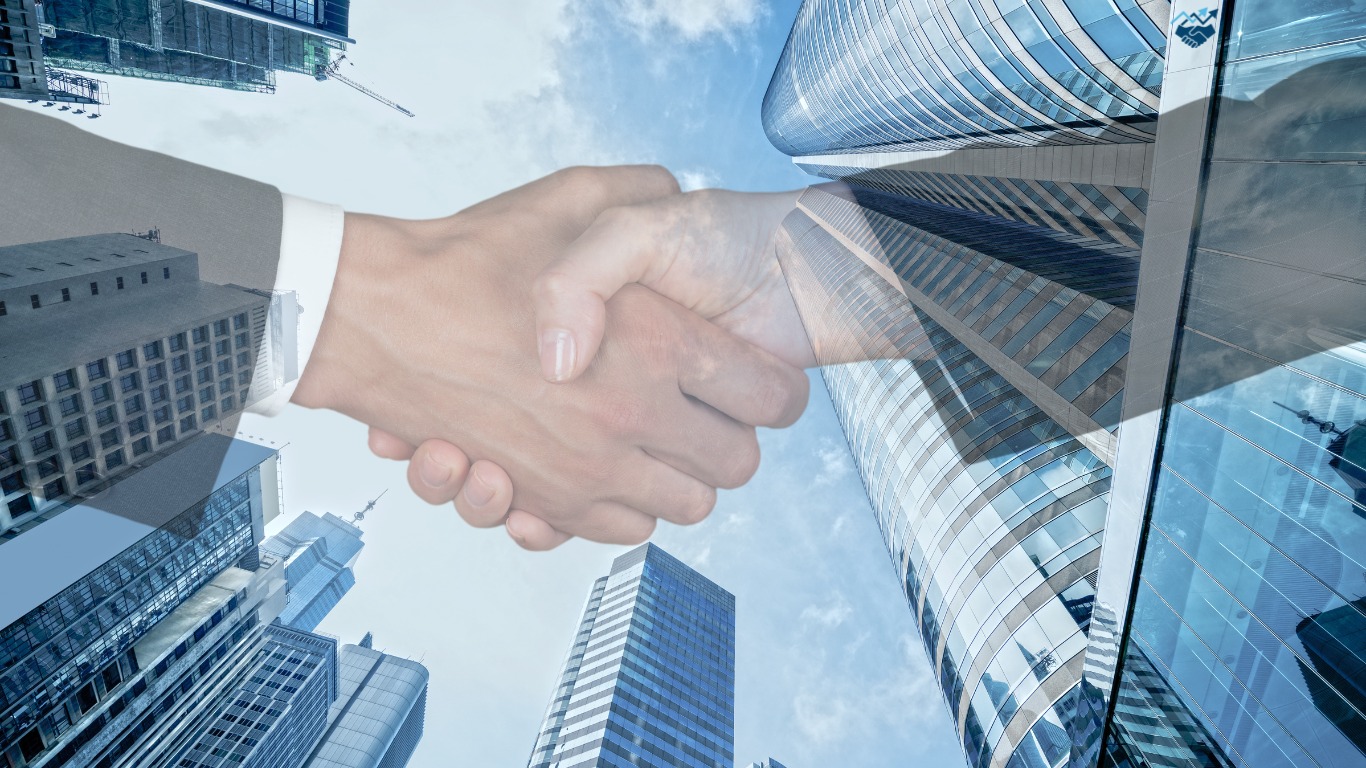 Uścisk dłoni na tle drapaczy chmur we Wrocławiu, symbolizujący partnerstwo biznesowe i sukces.