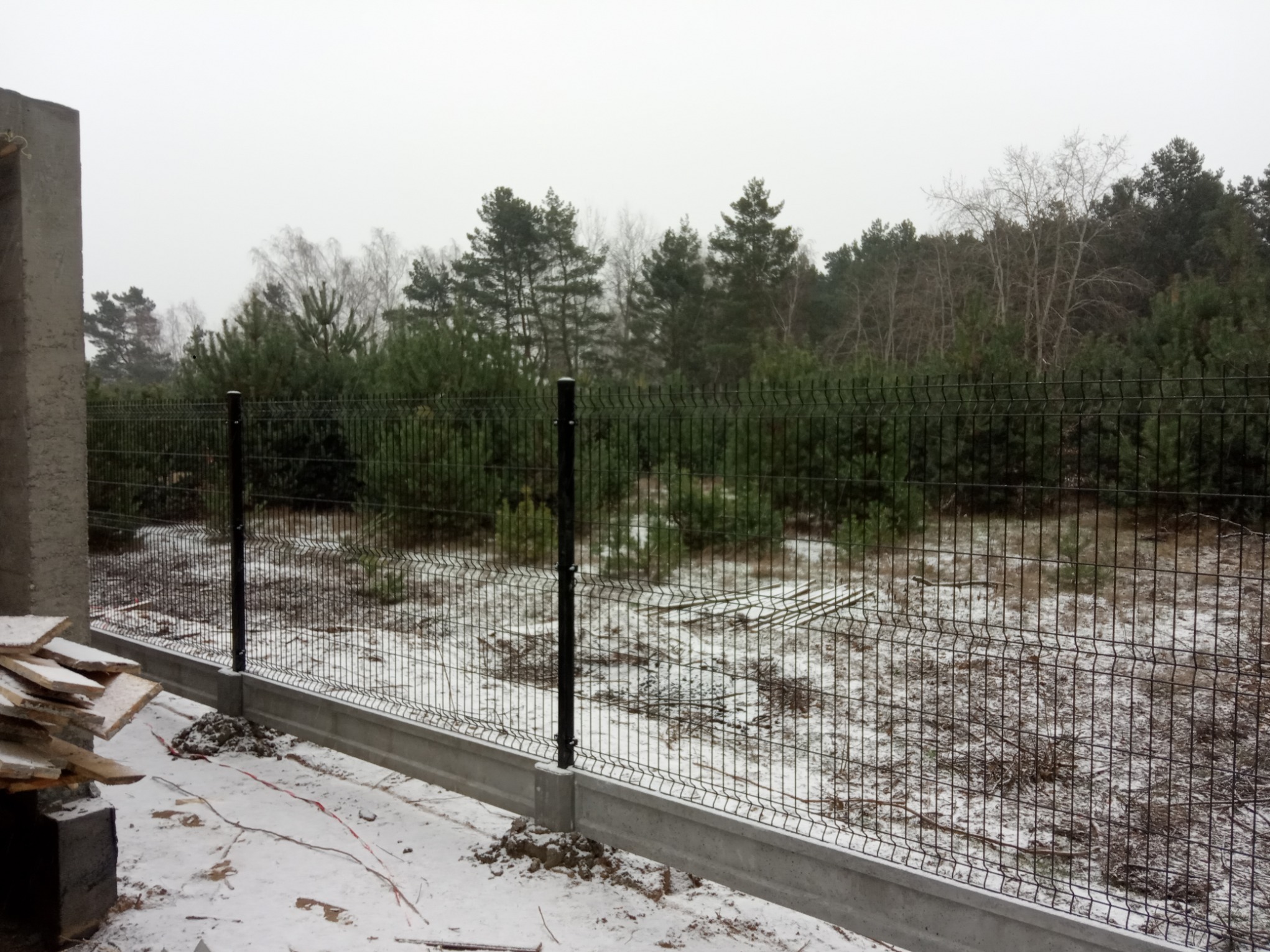 Stawianie ogrodzeń panelowych.