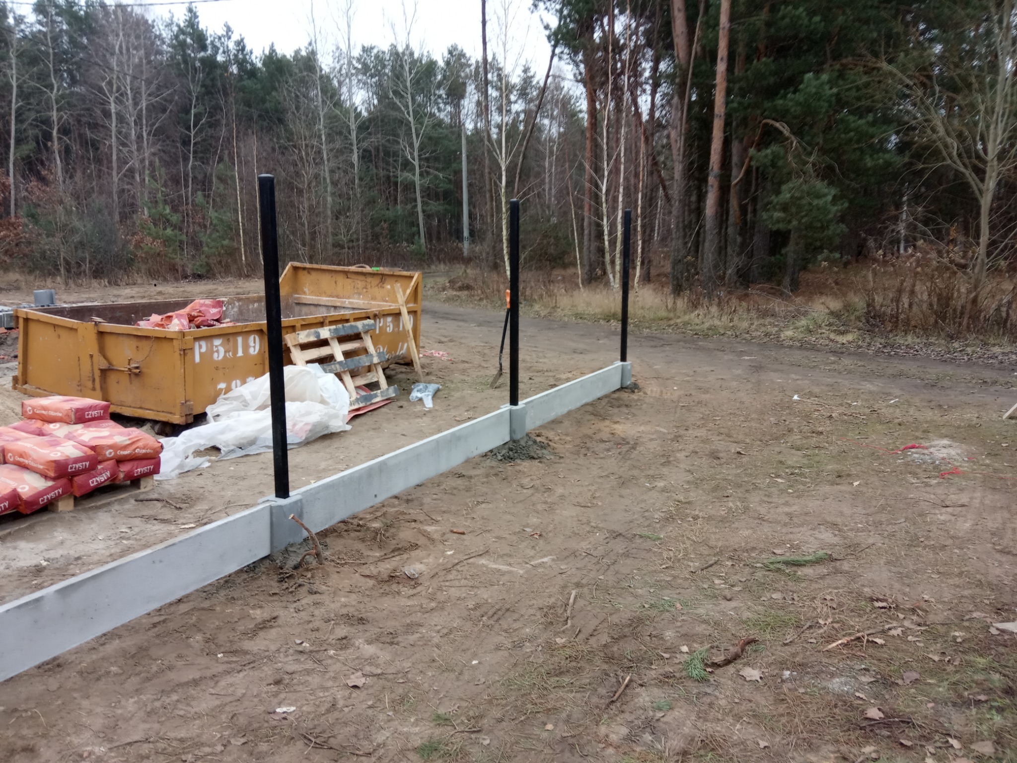 Osadzanie słupków.